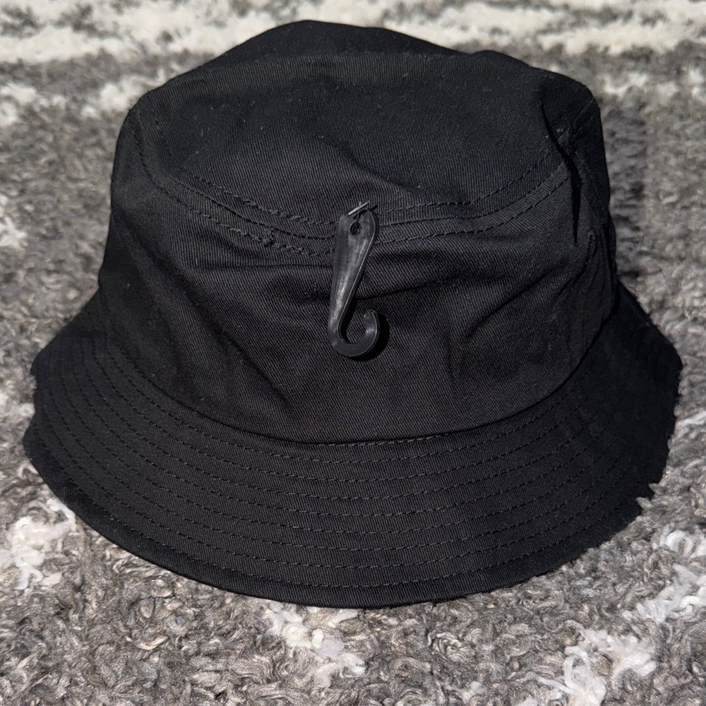 NWOT Keith Haring Smiling Heart Black Bucket Hat - Picture 2 of 4